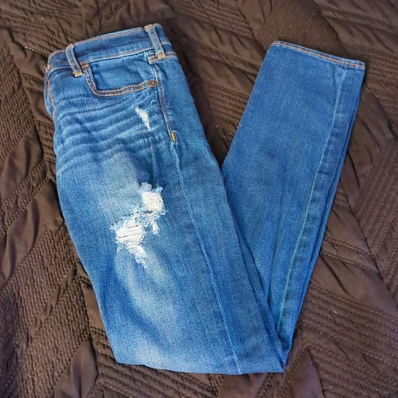 Slightly distressed skinnies - Picture 2 of 7